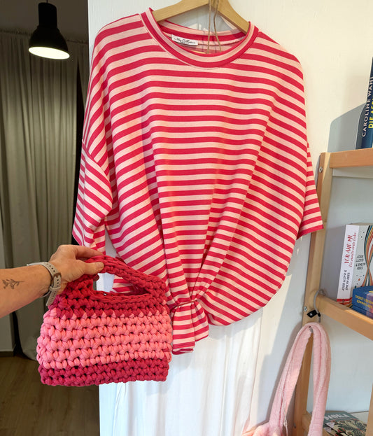 rot rosa ringelshirt und rot rosa gestreifte häkeltsche Stadtrand stil