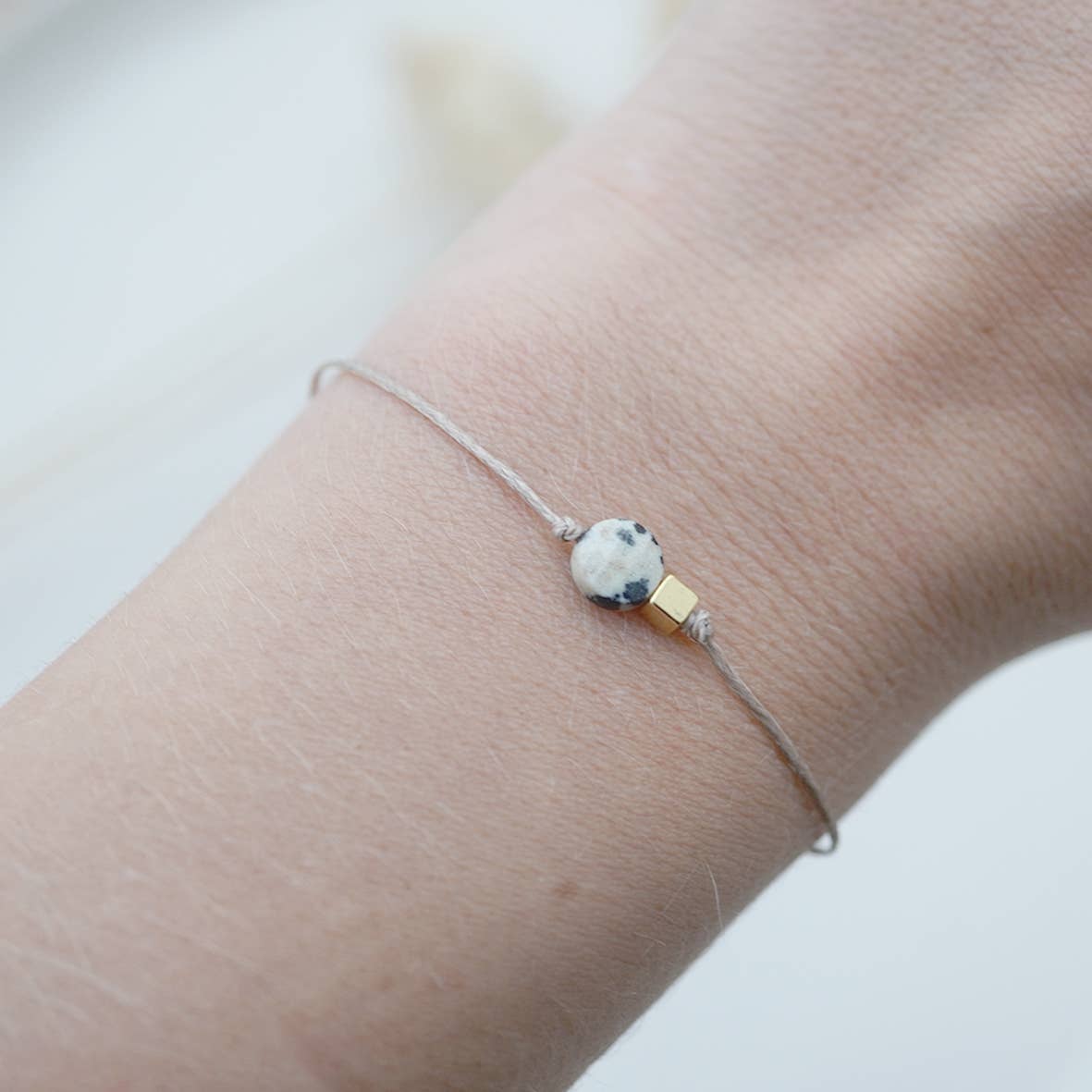 Handgelenk mit Armband Alma