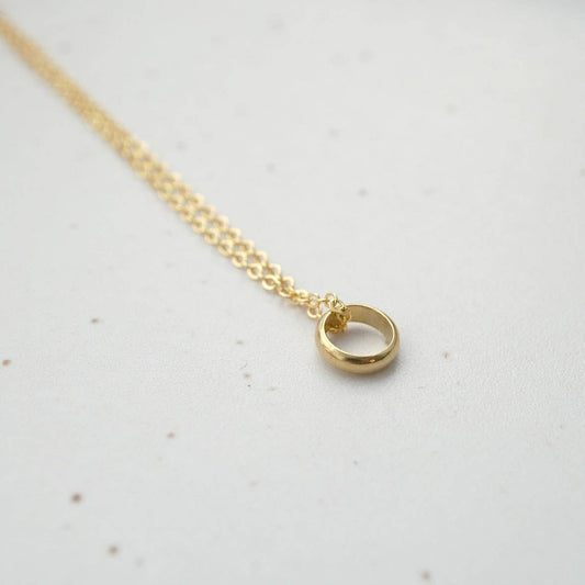 Detailaufnahme : goldene Kette mit schlichtem Ring als Anhänger