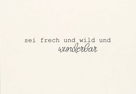 Minimalistische Typografie Postkarte mit dem Spruch "sei frech und wild und wunderbar"