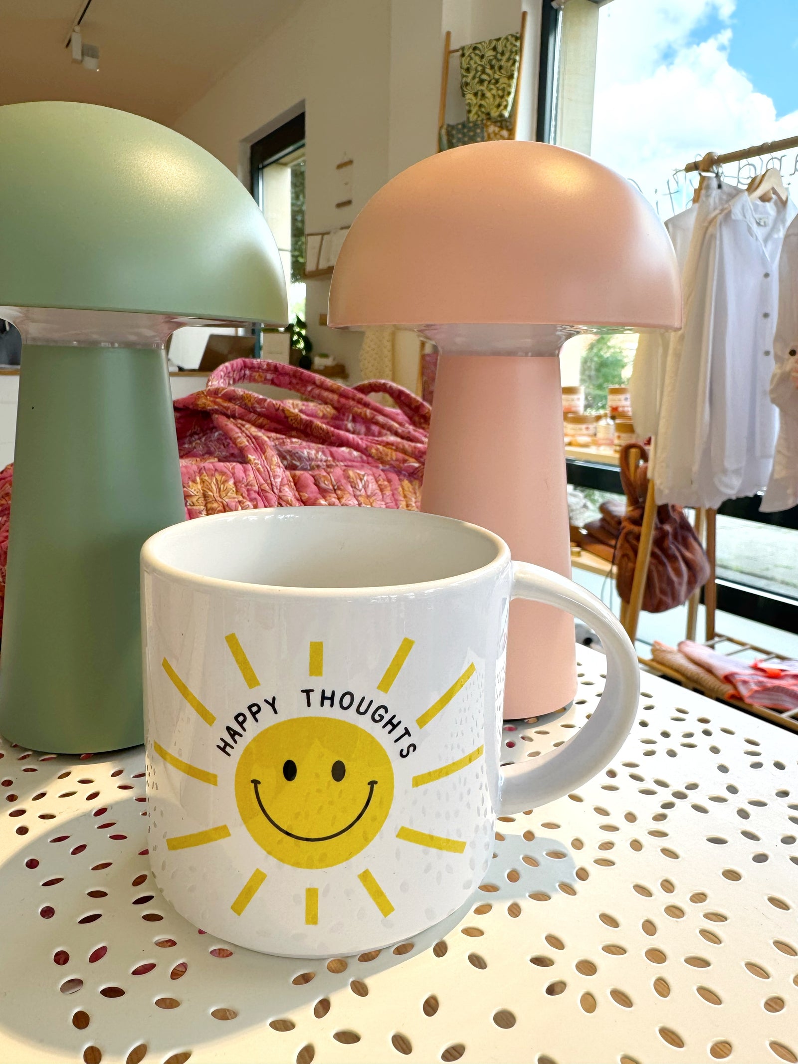 Tasse mit sonne happy thougts von odernichtoderdoch bei Stadtrand Stil