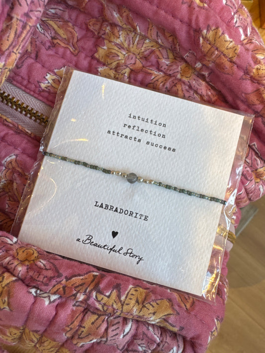 edelsteinarmband auf karte von beautiful story