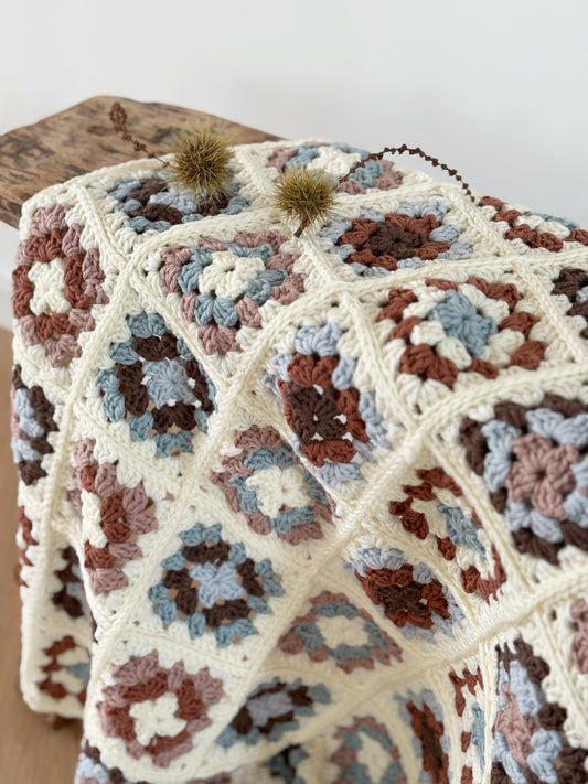 granny decke handgemacht wollweiß braun blau