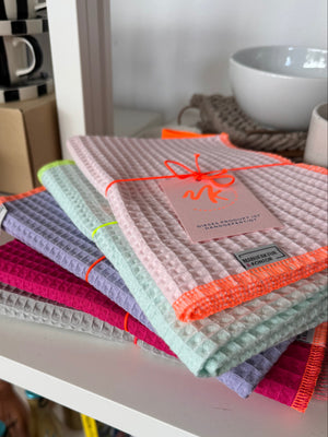 Geschirrhandtücher mit neon details von Manufaktur & Kontorseife bei stadtrand Stil