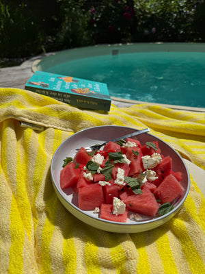 teller mit melonen Salat auf Badetuch bongusta