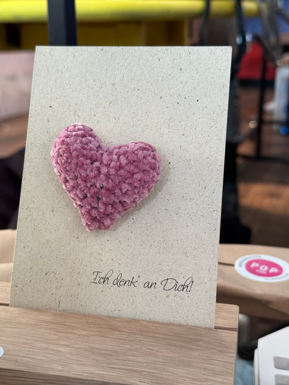 rosa Häkelherz auf postkarte