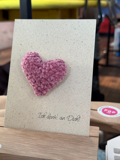 rosa Häkelherz auf postkarte