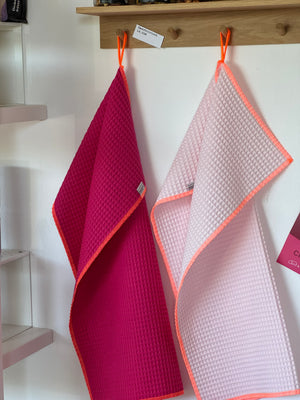 rosa und Pinkes Geschirrhandtuch von Manufaktur und Kontor bei stadtrand stil