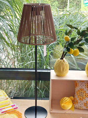 Stehlampe mit schwarzem metallfuss und durchbrochemnem schirm ähnlich rattan solarbetrieben