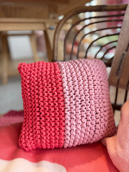 kleines rosa-rot  Kissen handgestrickt Baumwolle Recyclingmix