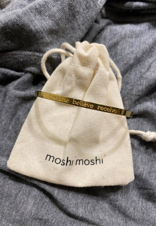 Schmuckbeutel mit goldfarbenem Armreif von moshimoshi