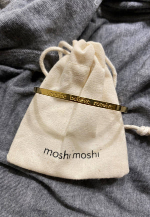 Schmuckbeutel mit goldfarbenem Armreif von moshimoshi