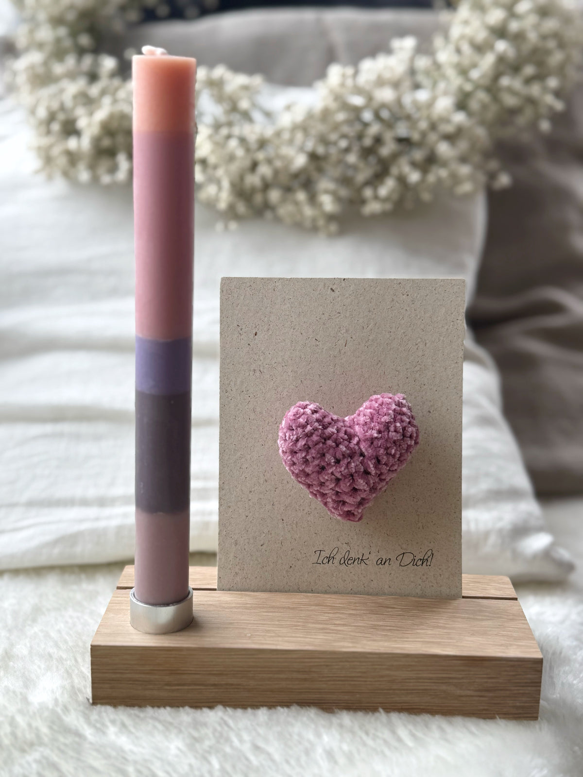 kartenhalter eiche mit gestreifter Kerze und einer postkarte mir rosa Häkelherz