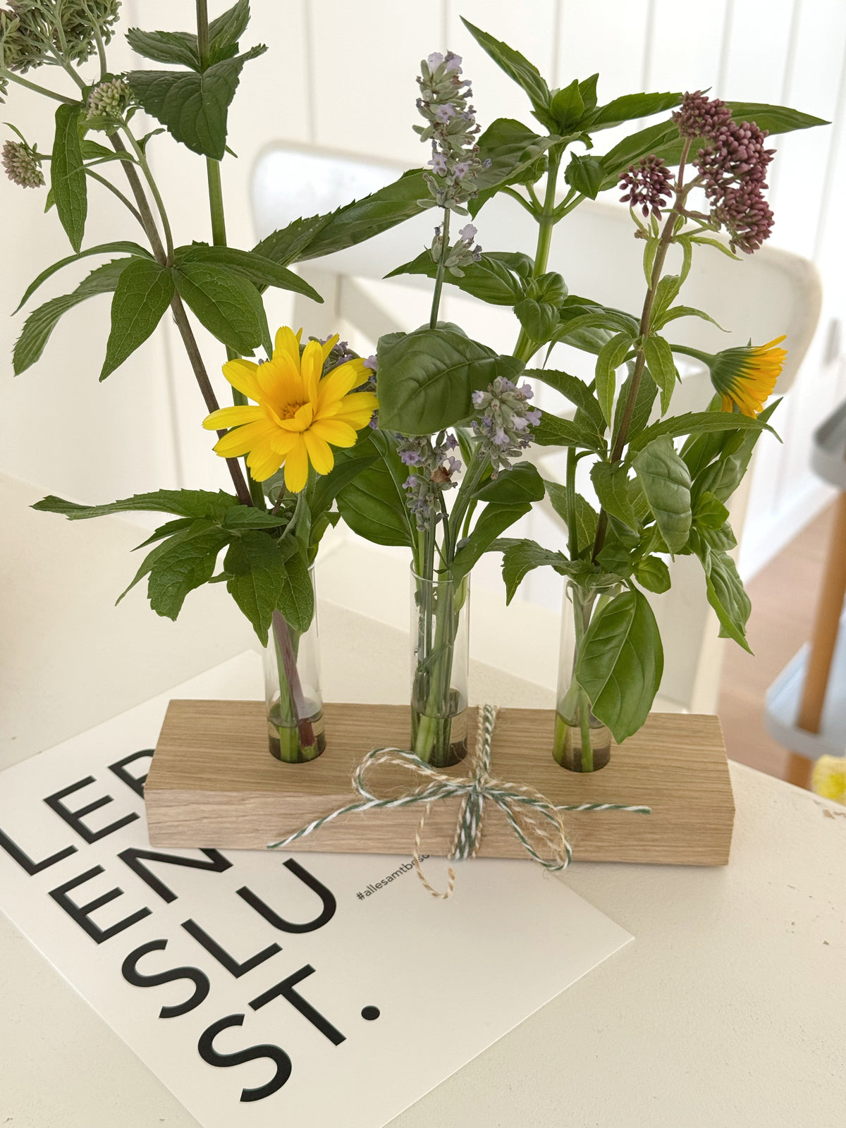 blumenwie e von stadtrand Stil mit Blumen Lebenslust