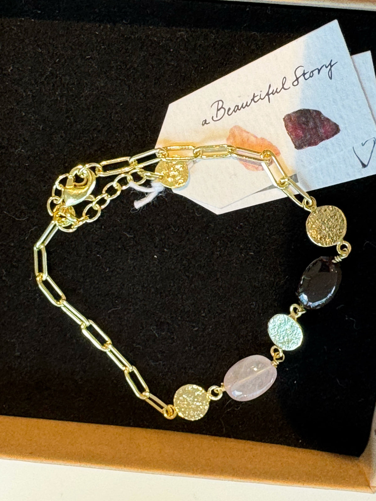 goldfarbenes Gliederarmband mit Rosenquarz von Beautiful story