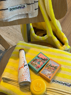 puzzle, seife und Getränk gestreiftem Handtuch