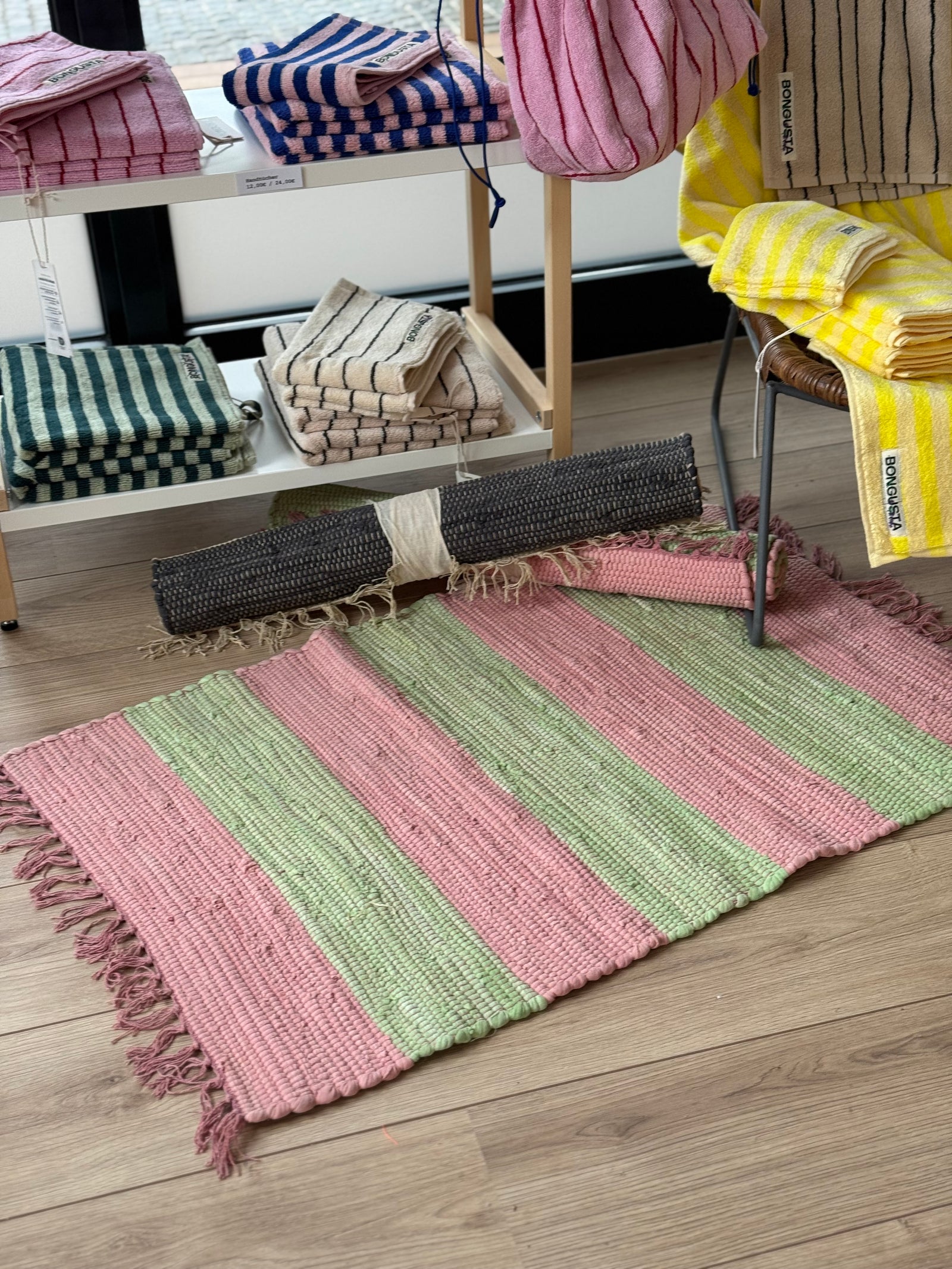 gestreifte Teppiche von bongusta im satdtrand stil