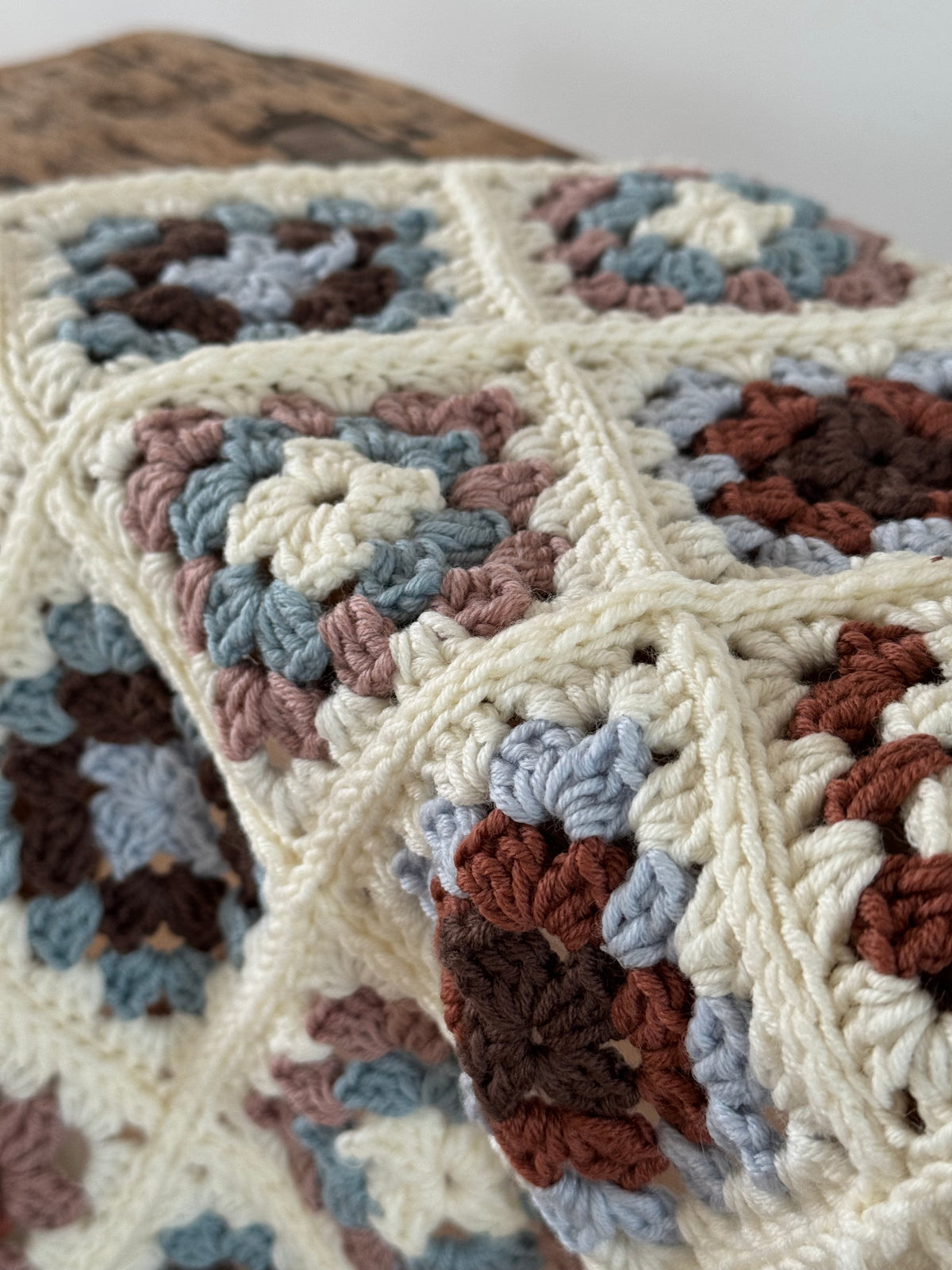 Detailaufnahme granny decke blau und braun