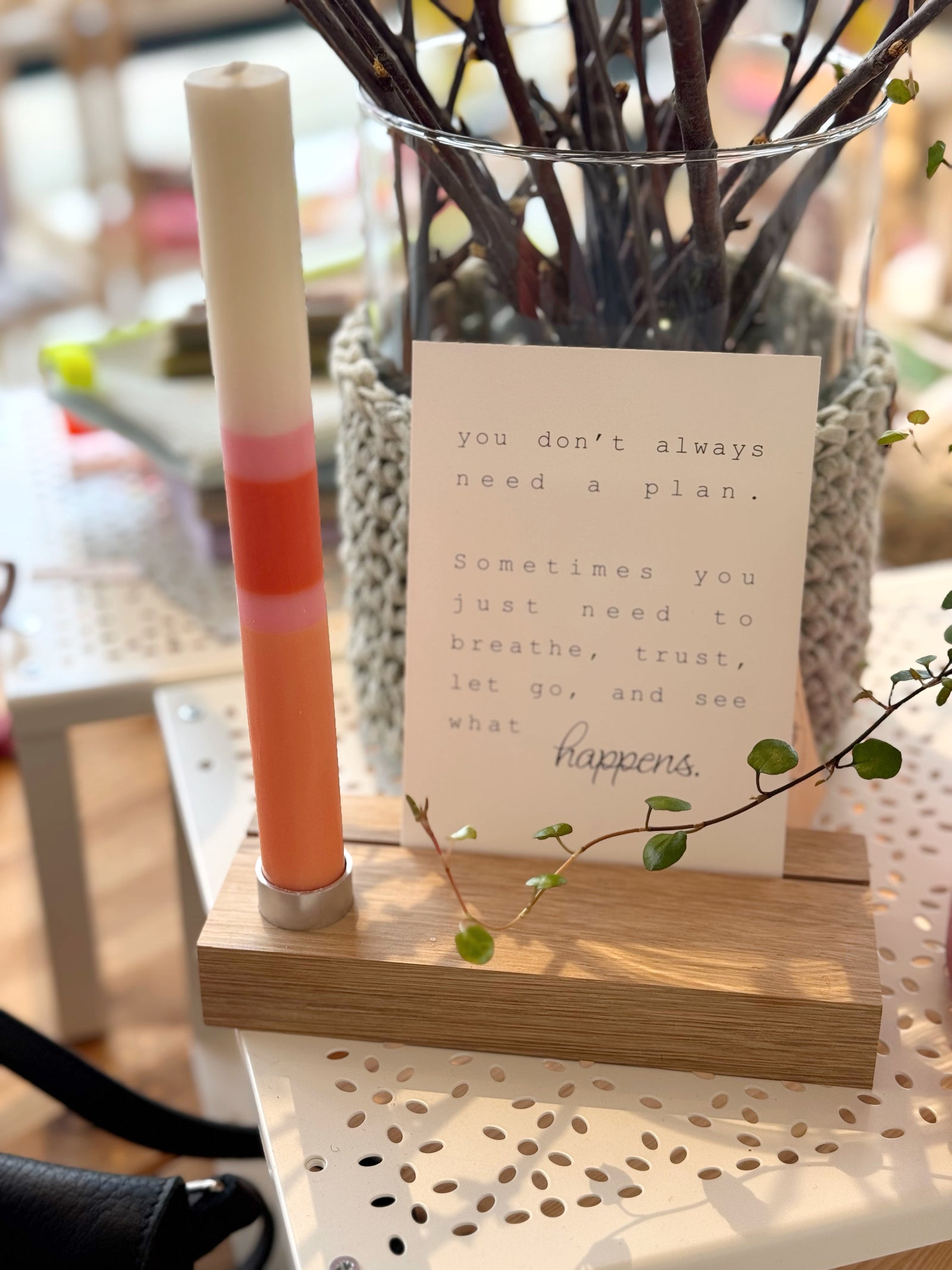 Kartenhalter mit Kerze. Aus EIche, dekoriert mit einer Karte, auf der ein gehäkeltes Herz und einer gestreiften Kerze