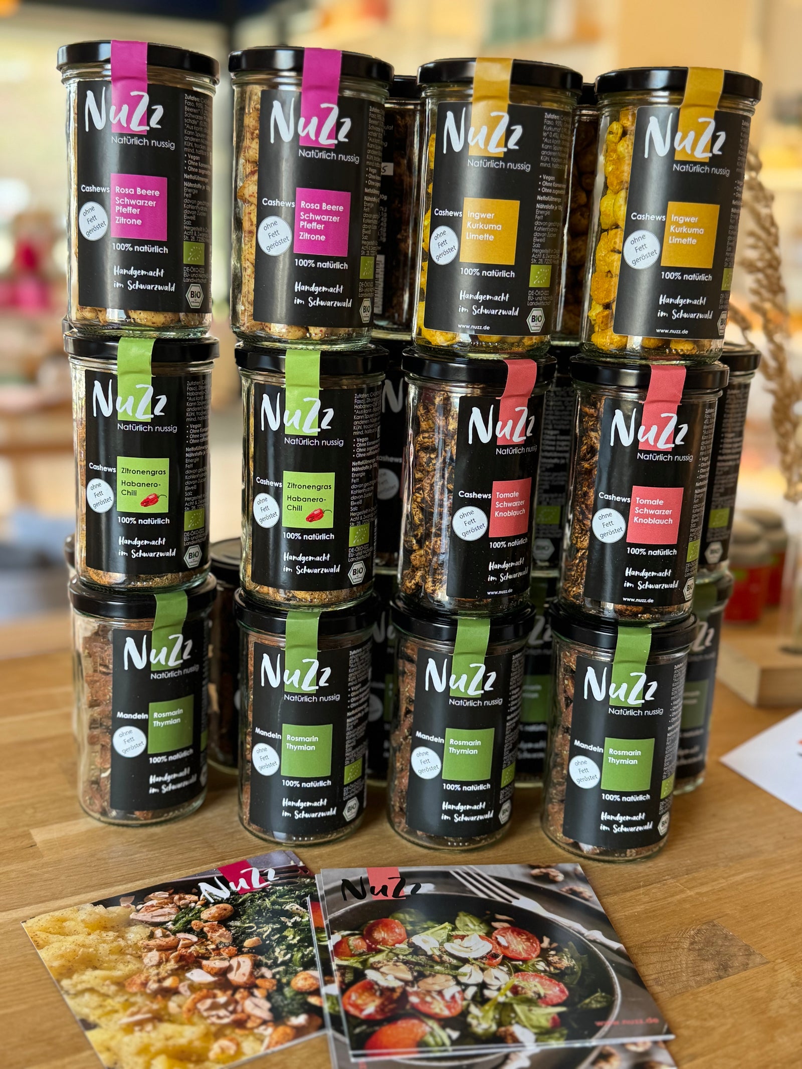 Glas mit Rosmarin Nüssen als Geschenk mit Rosmarin und Lavendelzweig von Stadtrandstil, Conceptstore. Liegt auf einer Jeansjacke