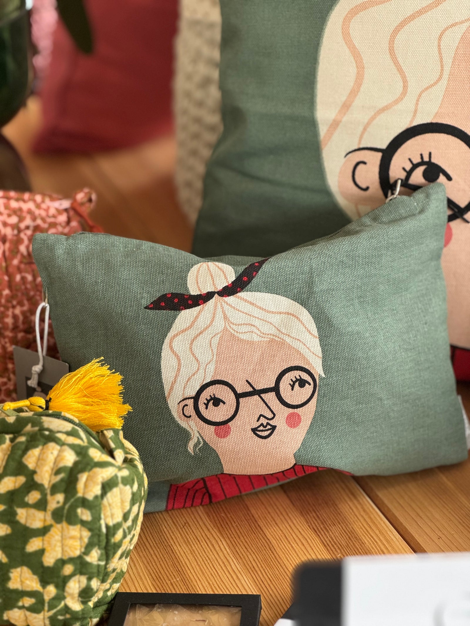 kleine, grüne Tasche mit Motiv Bodil 