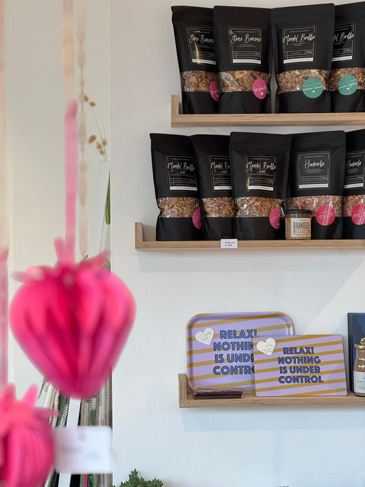 Regal im Conceptstore Stadtrand Stil mit Granolas und anderen Küchenutensilien