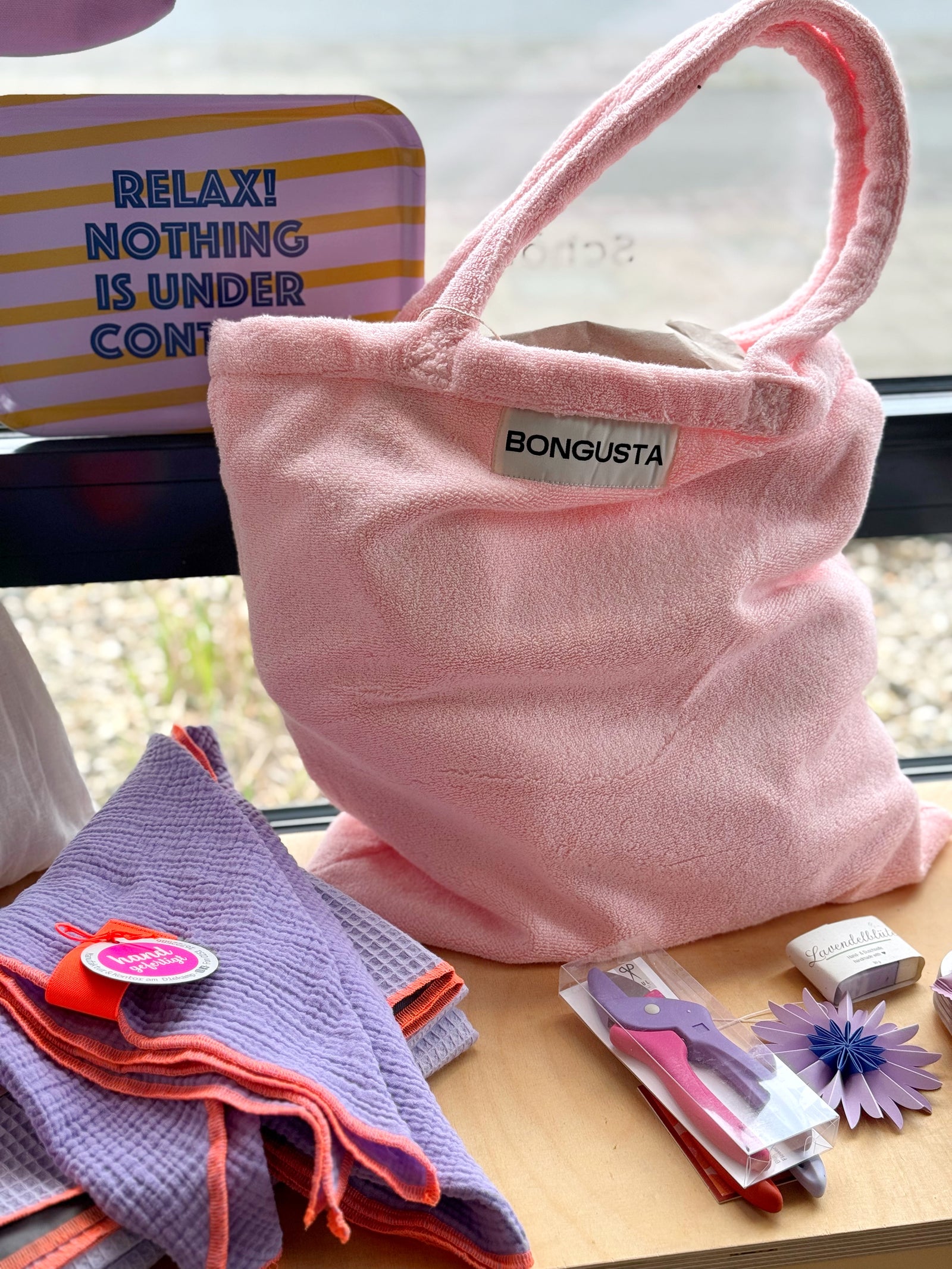 rosa shopper aus frottee in einer fensterdekoration