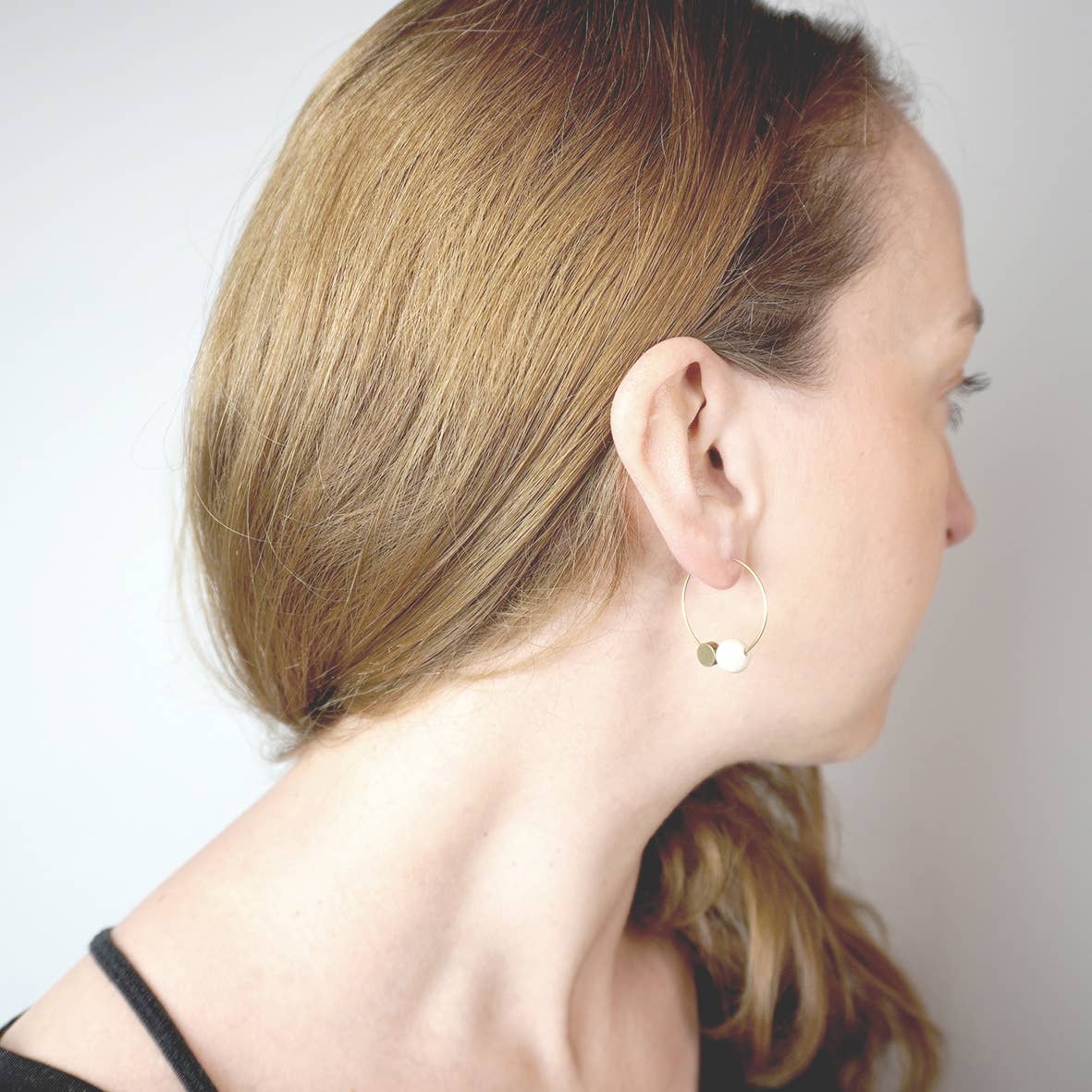 Detailfoto Creolen Roverstone: Metallcreole mit weißem Stein und Metallelement
