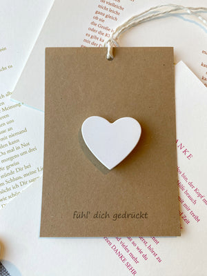 Geschenkanhänger aus Kraftpapier, rechteckig mit einem Herz aus Raysin und dem Aufdruck "fühl' dich gedrückt". Von Stadtrandstil handmade