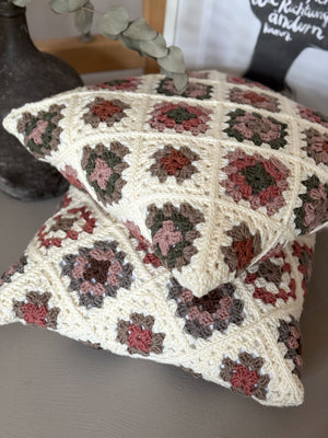 zwei Granny Square Kissen handgearbeitet in Naturfarben