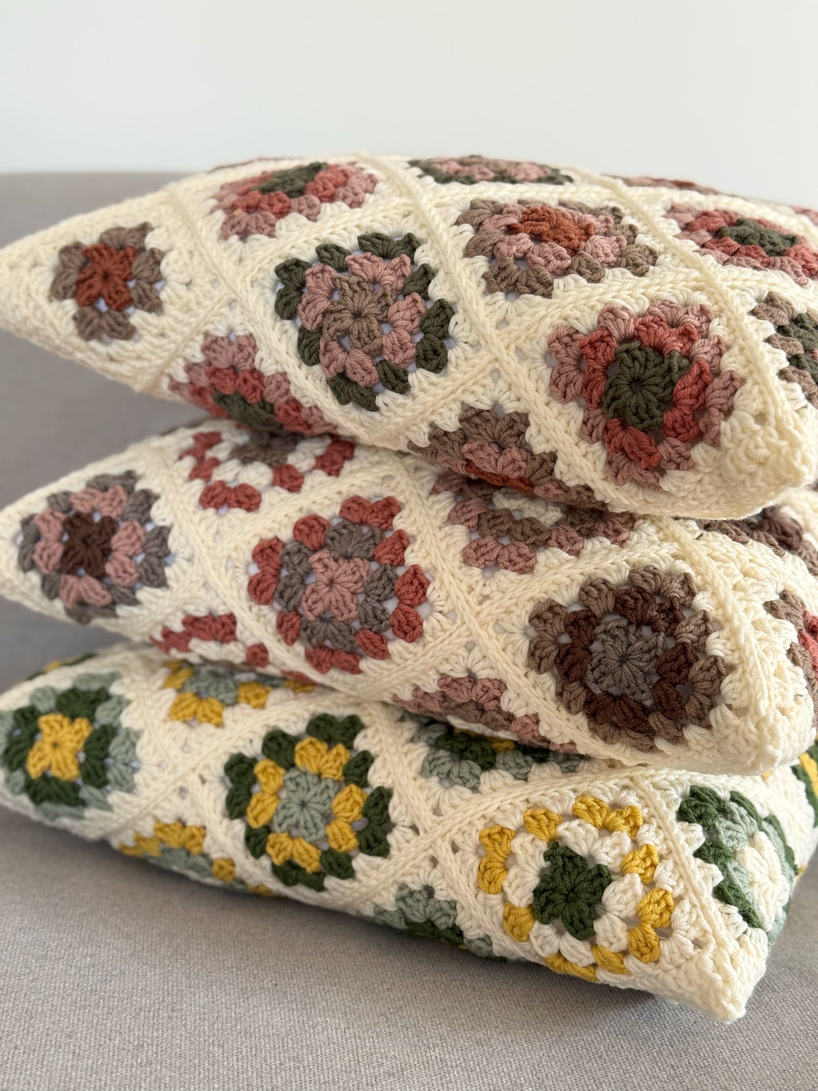 drei übereinandergestapelte Kissen im Granny square Muster von Stadtrand Stil handmade