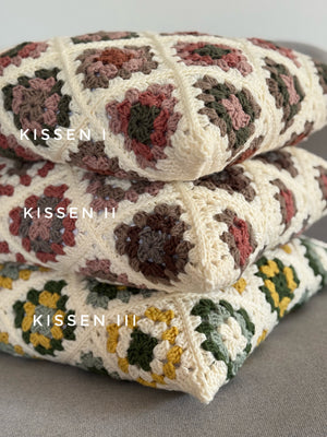 drei übereinander gestapelte Granny Square Kissen