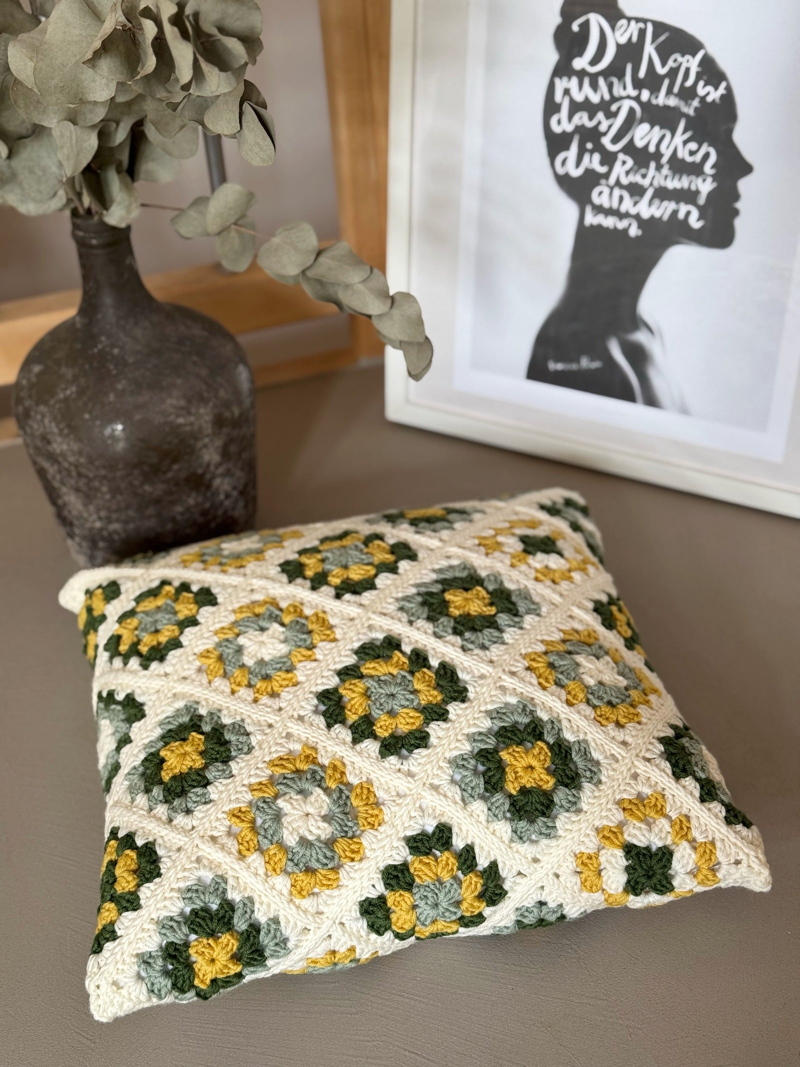 drei übereinandergestapelte Kissen im Granny square Muster von Stadtrand Stil handmade