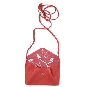 aufgeklappte umhängetasche aus leder in rot