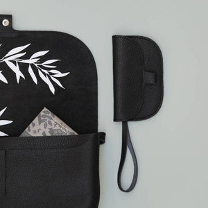 schwarzes Lederportemonnaie mit Siebdruck Motiv und Trageschlaufe