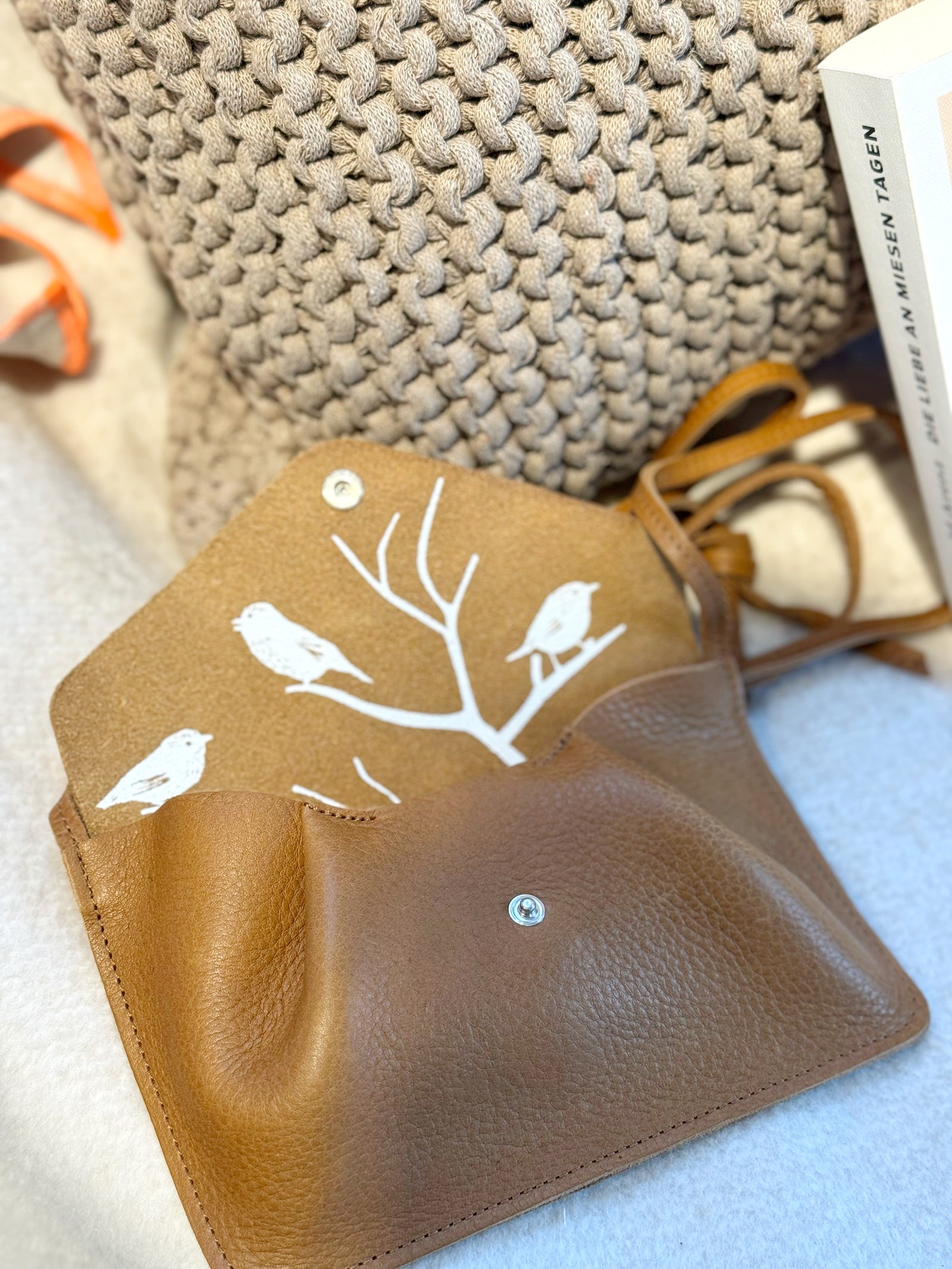 Kleine, bruane Tasche Backing Vocals vor Strickkissen