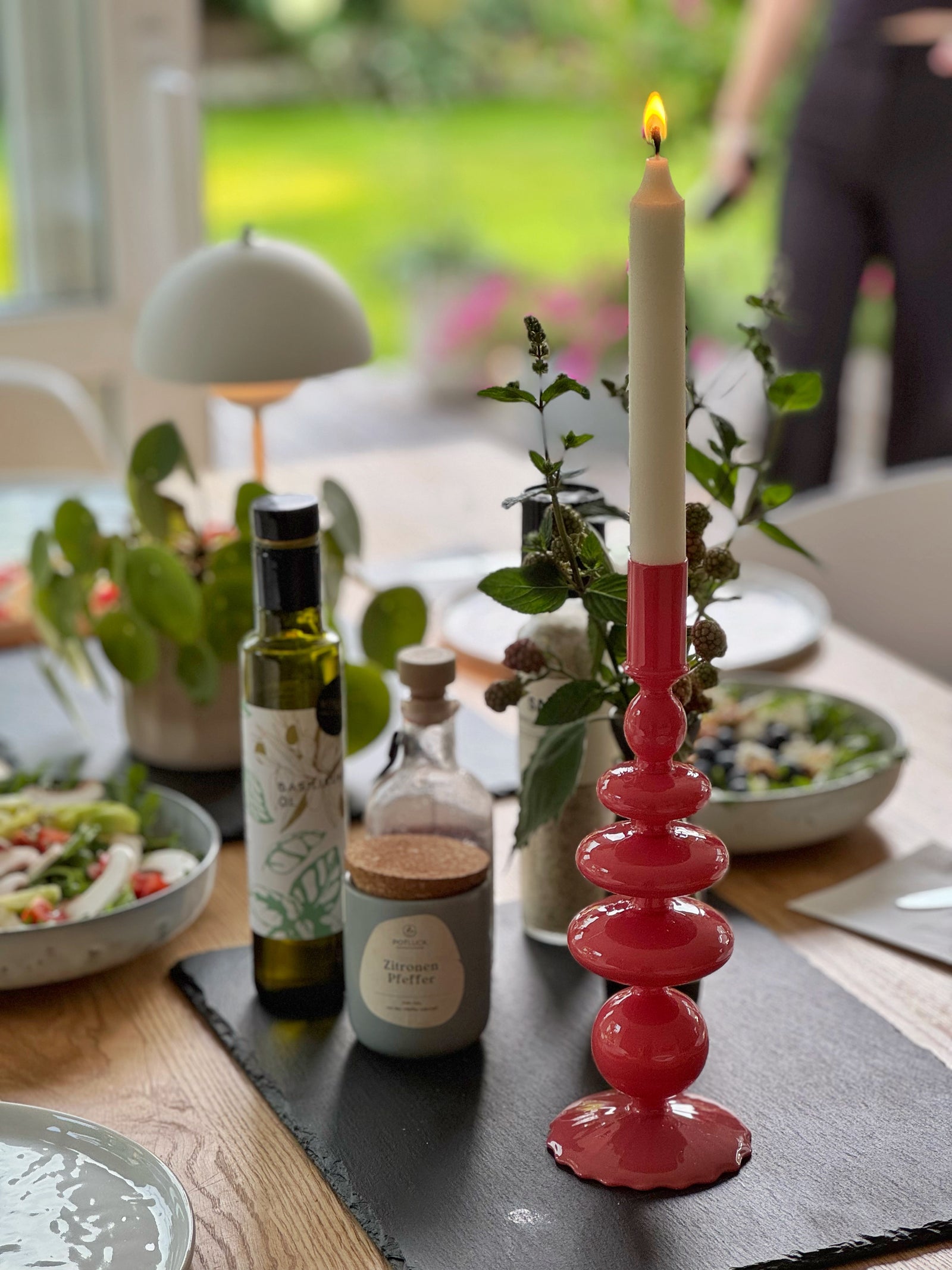 moodfoto . eingedeckter Esstisch mit gewürze, kerzenhaltern, salaten