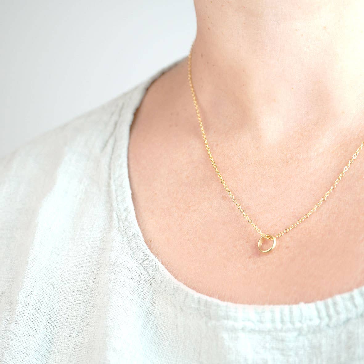 Tragefoto mit goldener Kette "little ring" von fräulein tapir