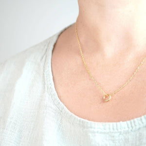 Tragefoto mit goldener Kette "little ring" von fräulein tapir