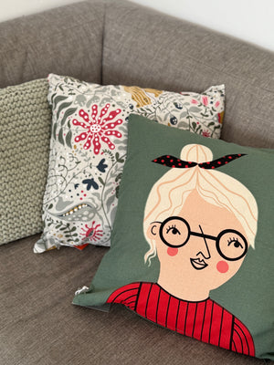 drei grüne kisen mit unterschiedlichen motiven