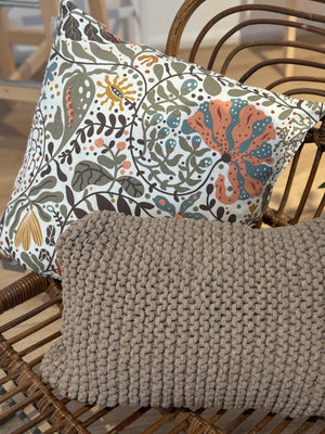 Florales Kissen Myllra von Spira zusammen mit gestricktem Kissen von Stadtrand Stil handmade in Brauntönen