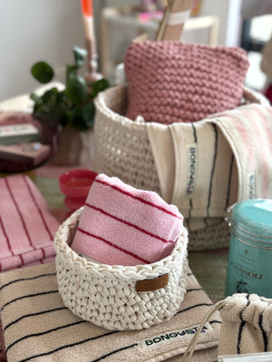 Krbe von Stadtrandstil handmade und Handtücjer von bongusta auf einem Tisch