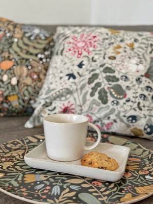 kaffeetasse und keks auf tablett, myllra lissen 