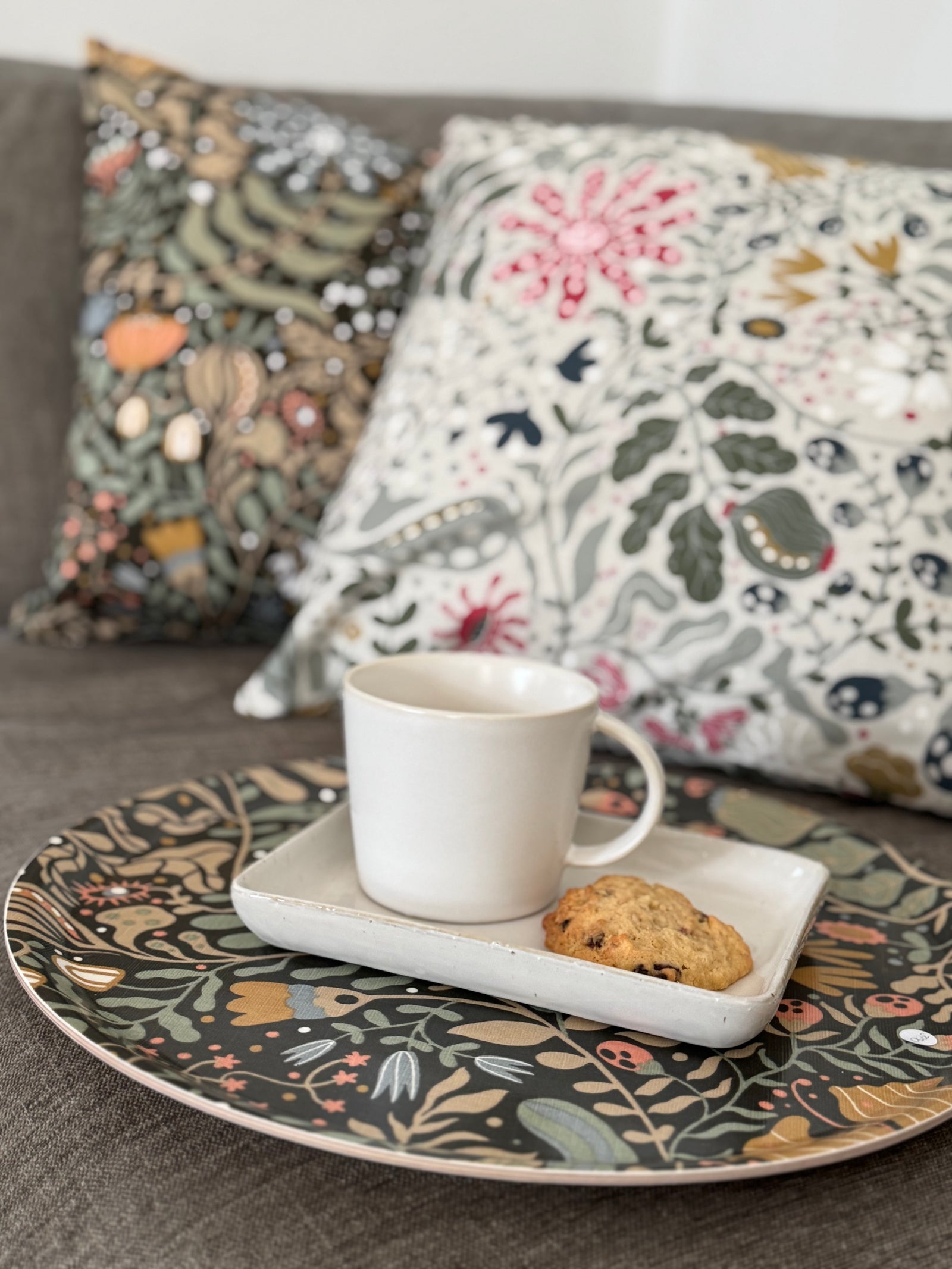 Tablett und kissen Myllra auf couch