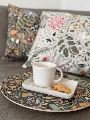 moodfoto myllra kissen und tablett auf couch