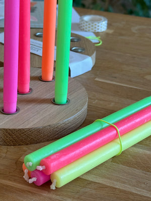 detailaufnahme von dünnen, neonfarbenen Kerzen