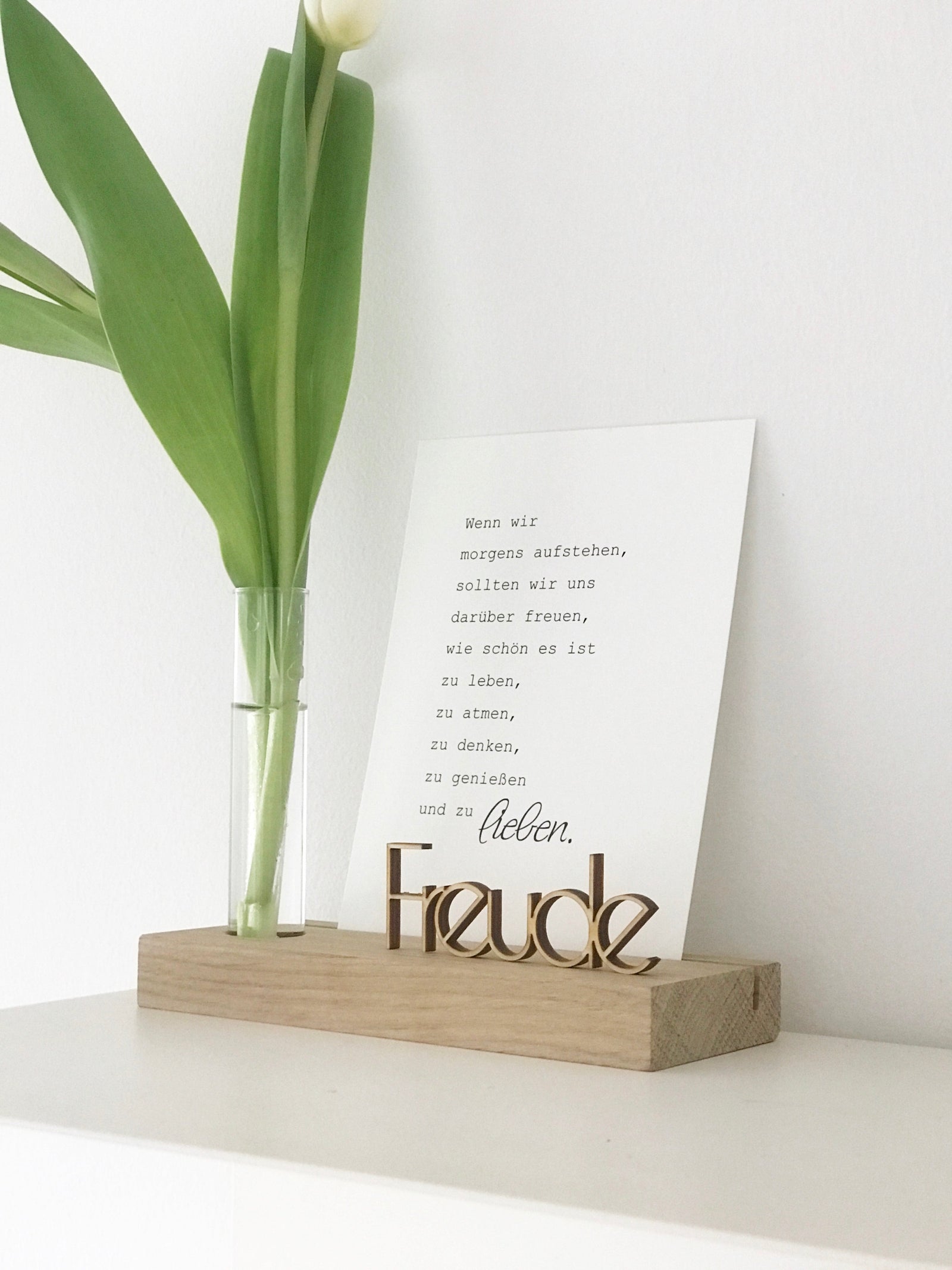 Fotohalter aus Eiche mit Reagenzglas in dem eine Tulpe steckt, einer Postkarte mit Zitat und einem Holz Schriftzug "Freude"