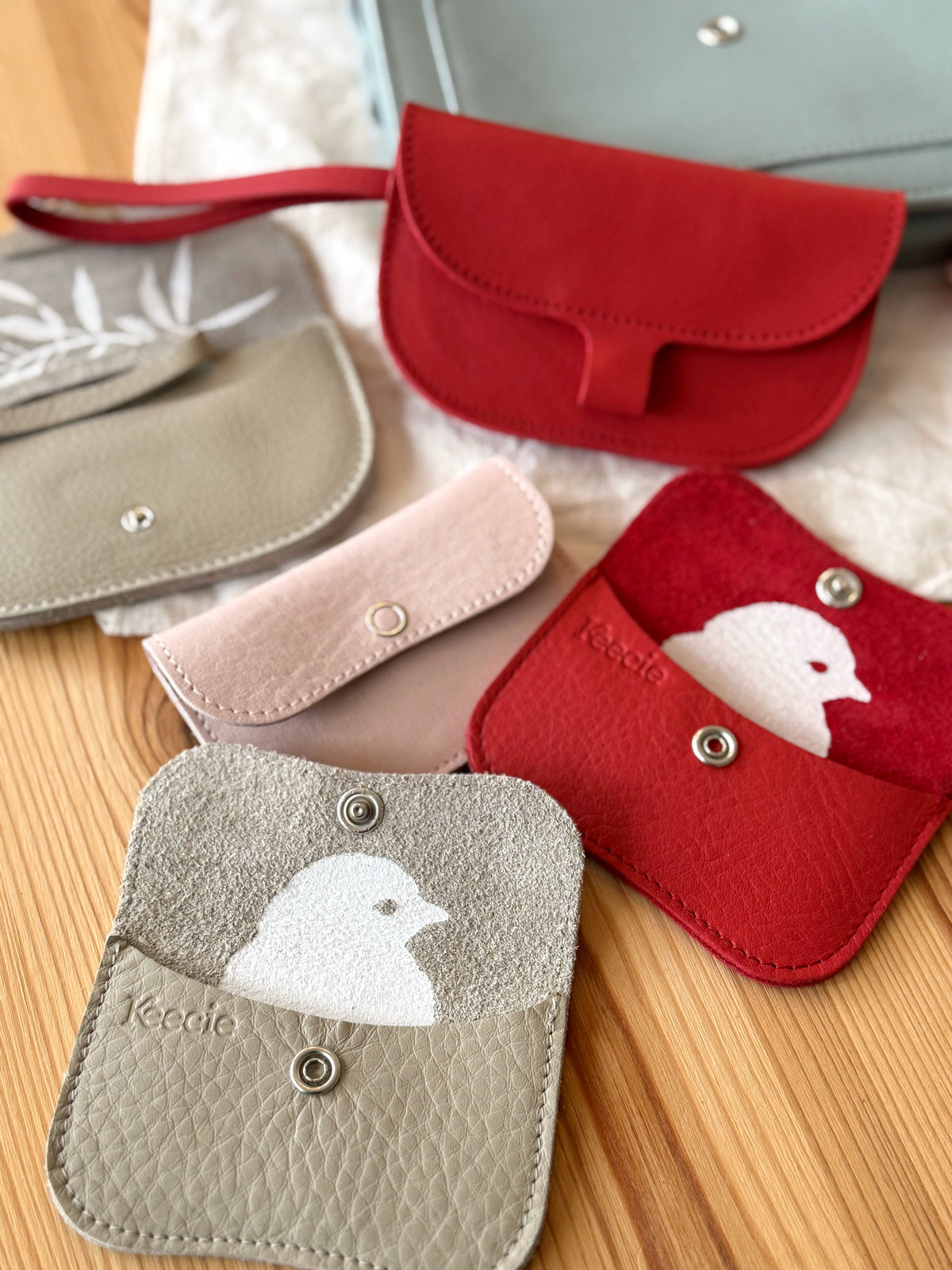 Leder Portemonnaies mit Siebdruck in rot, sand und rosa