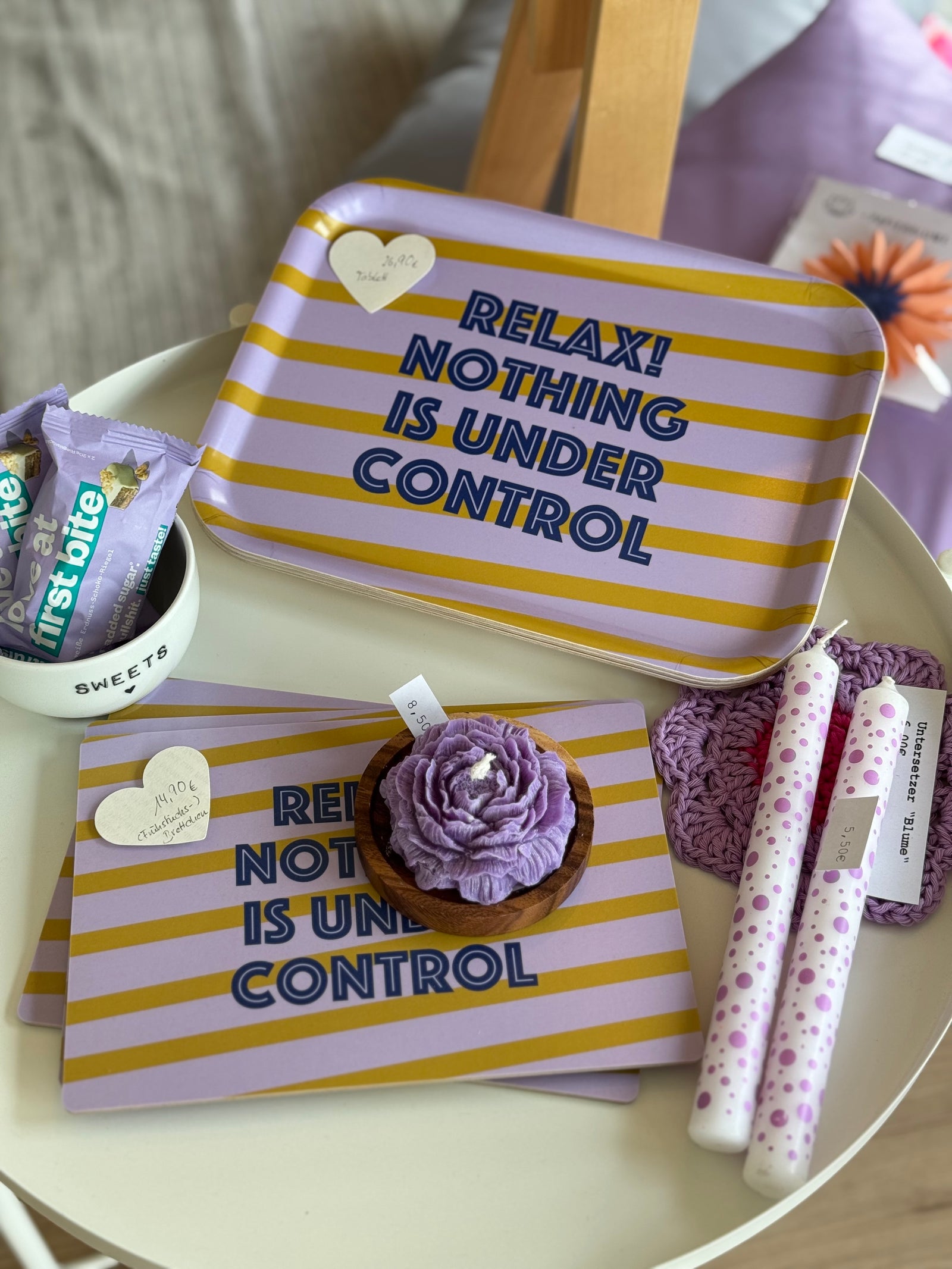 Geburtstagskuchen vor tablett mit der aufschrift relax