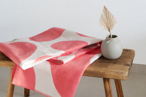 Baumwolldecke in koralle-weiß auf Hozbank